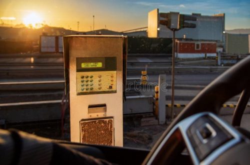 Digital terminal vid en industrivåg i solnedgång.