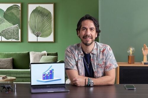 Person vid laptop med diagram, redo att planera innehåll för flera kanaler