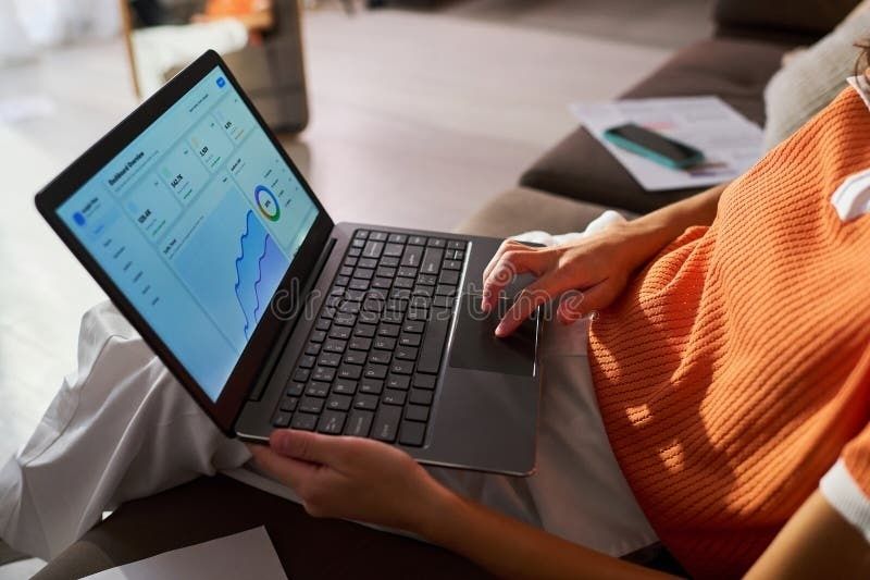 Person granskar trafikdata och diagram på en laptop i hemmet