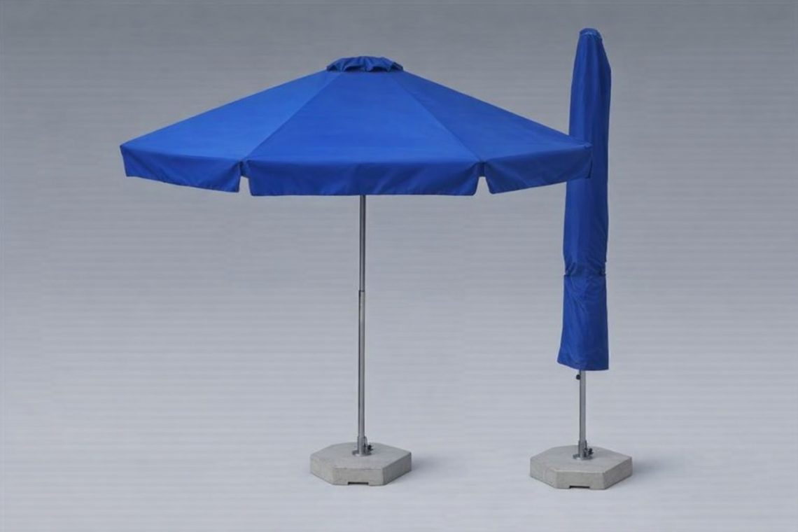 Blått parasoll uppfällt och hopfällt med praktiskt skyddshölje.